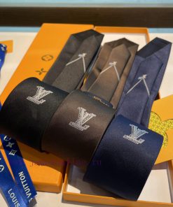 Paired with the men's tie series, the rare Monogram Classic tie combines classic Louis Vuittzkmsjfif