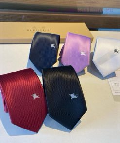 Paired with packaging, B's synchronized tie is now available for shipment. Burberry's new st3mxwetzh