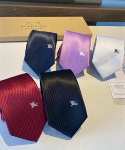 Paired with packaging, B's synchronized tie is now available for shipment. Burberry's new st0m5redc2