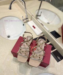 VALENTINO 2024's Latest Flat Sandals With Classic Rivets Are Paired With Simple Or Fashionable 5f24hes9