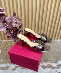 2024  🤎 Valentino Paris Fashion Show Launches Latest Thick Heeled Slippers——————————————Valenti 6h1ae8ny