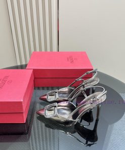 𝑉𝐴𝐿𝐸𝑁𝑇𝐼𝑁𝑂 Valentino's Rhinestone V-button Sandals The Latest Series Can Be Said To Be Very Popu 1bip2v4e
