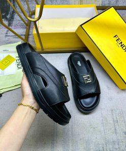 FENDI's Latest Wide Padded Slippers With Black Cowhide Fabric Embellished With F-metal Accessor x15taz8l