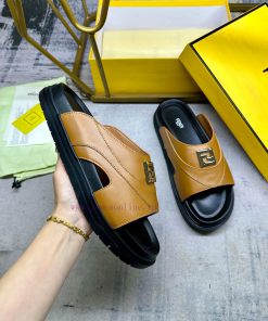 FENDI's Latest Wide Padded Slippers With Brown Cowhide Fabric Embellished With F-metal Accessor e8q8h1mj