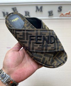 Couple StyleFENDI's Latest Thick Soled Slippers For Spring And Summer Featuring An Embroidered 920wteg4