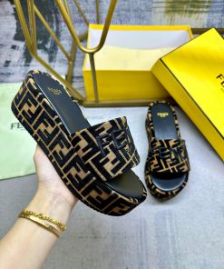 FENDI's Latest Popular Broadband Thick Soled Slippers Made Of Denim Material With The Iconic Ch zk7subgz