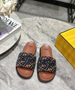 Fendi's Couple's Fashion Show Main Promotion Is The Slipper Series With A New Product Launched. 5jfaq2sq