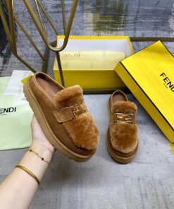 FENDI's Latest Casual Round Toe Flat Shoes For Skiing Are Made Of Brown Suede Material With A S zbd4vz2y