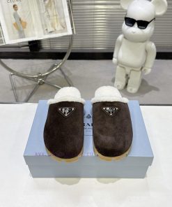 The Latest Collection Of Prada 2025 Autumn And Winter New Fur Slippers With Triangular Buckle S xt4kudlc