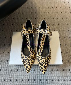 Khait * 26ss Pointed Straight Strap Metal Buckle Low Heel High-heeled ShoesAdopting A Pointed S 738go7am