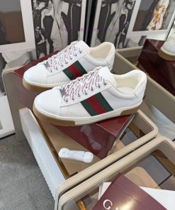 Simplicity Is Not Simple This Pair Of GUCCI Shoes With Pure White As The Main Tone Showcases El phtoioam