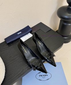 Prada 26ss Classic Triangle Logo Pointed Small High Heel Single ShoeThe Combination Of Sharp Po c3c2xmim