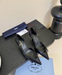 Prada 26ss Classic Triangle Logo Pointed Small High Heel Single ShoeThe Combination Of Sharp Po 3i7qu1nv