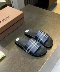 The New Slippers Are Adorned With The Brand's Letter Three-dimensional Logo As Well As The Burb a3b4nvle
