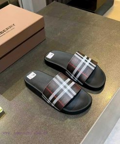 The New Slippers Are Adorned With The Brand's Letter Three-dimensional Logo As Well As The Burb khfixzfu