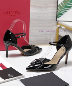 The MostValentino Paris Fashion Week2025 Spring/Summer Fashion Show V-Button Hollow SandalsVale kzf7uq0k