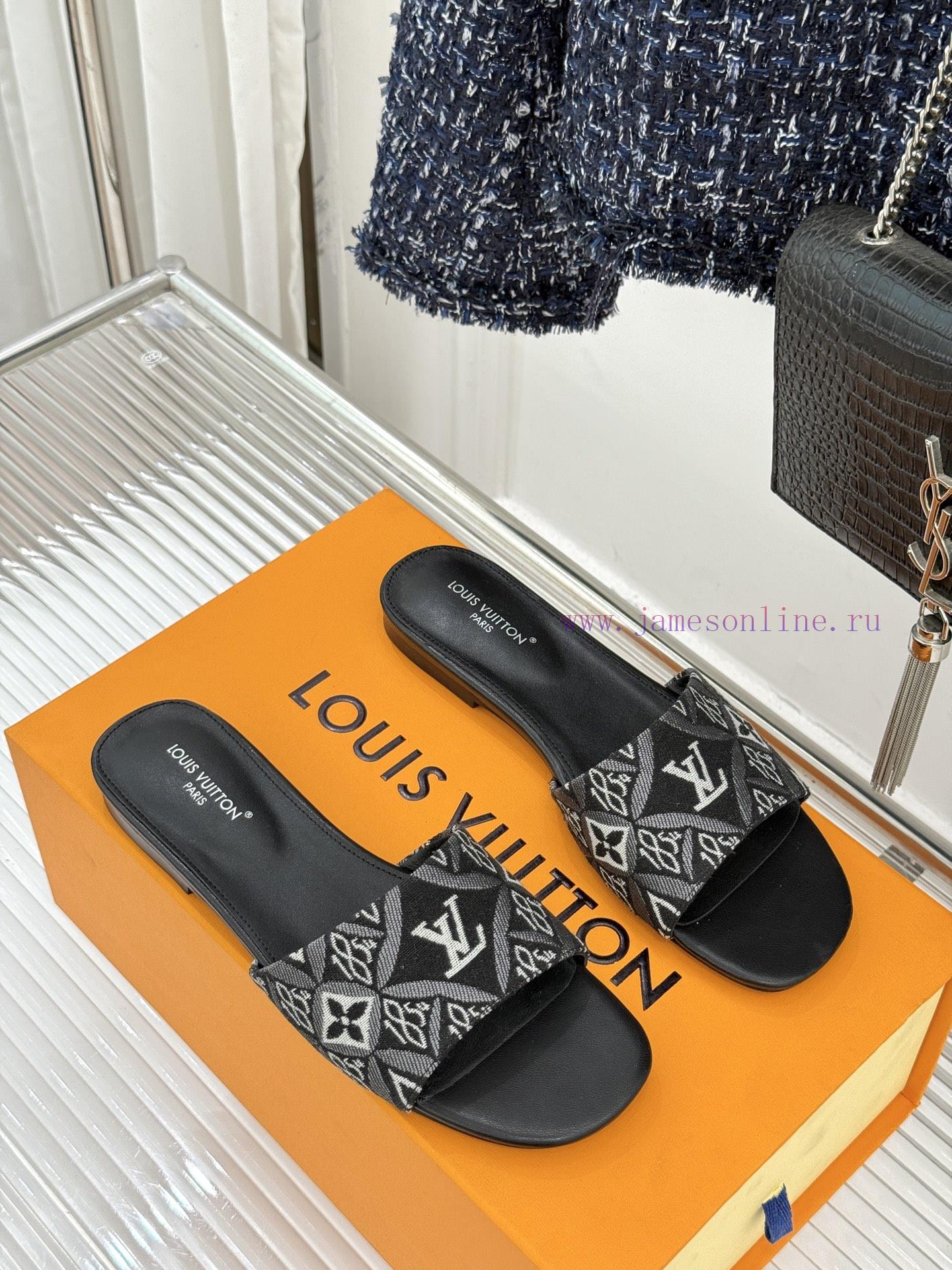 L * V Donkey Classic Explosive Printed Flat SlippersWith The Iconic Louis Vuitton MONOGRAM Flow 5kshse7k - Image 4