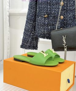 L * V Donkey Classic Popular Flat SlippersIts Design Is Simple Yet ElegantThe LV Logo Is Embell r9zenslh